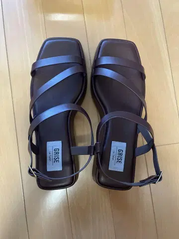 Le Talon GIRSE 다크 브라운 스트랩 샌들