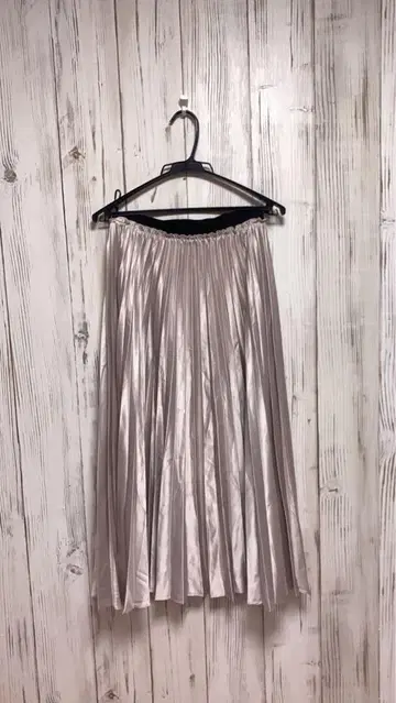 ZARA 플리츠 스커트 S 사이즈 베이지 새틴 광택감 있는 고급 제품