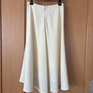 [ 가격 인하 ] 에포카 아이보리 플레어 롱 스커트 38