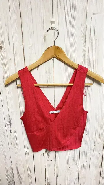 ZARA 빨간색 크롭 상의 M 사이즈 슬리브리스 리브 소재 여성용