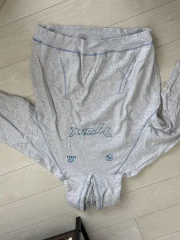 그레이 후드 부착 후드티 로고