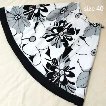 [ 엠즈 그레이시 ] 모노톤 꽃무늬 플레어 스커트 화이트 블랙 40