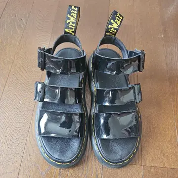 Dr. Martens 벨트 샌들