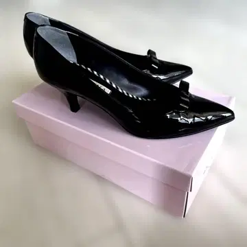 블랙 에나멜 다이애나 펌프스