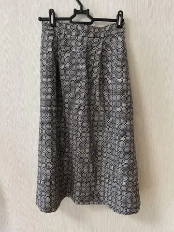 턱 플레어 스커트 블랙 화이트