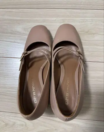 엠포리오 아르마니 Vero Cuoio (천연 가죽) 더블 스트랩 펌프스