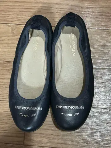 EMPORIO ARMANI 네이비 플랫슈즈