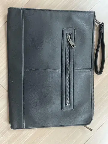 블랙 합성 가죽 클러치백
