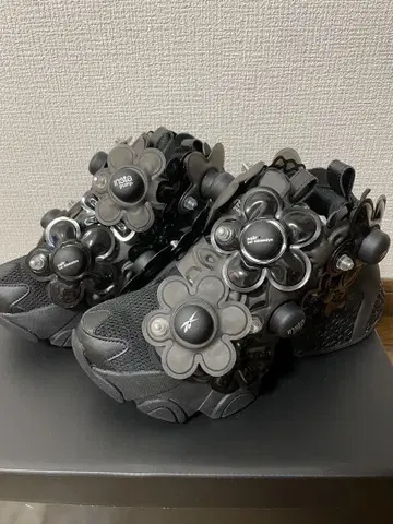 Noirkeininomiya 펌프 퓨리 콜라보 꽃 장식 스니커즈