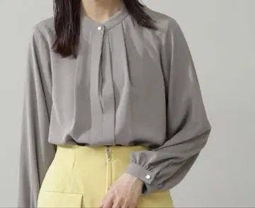 내추럴 뷰티 베이직 스탠드 카라 프론트 턱 블라우스