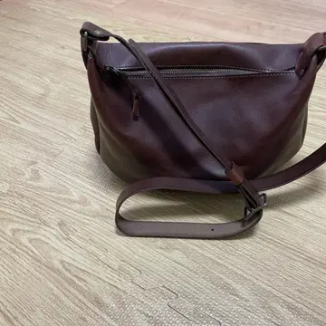 다크 브라운 가죽 숄더백