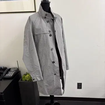 화이트 블랙 체크 트렌치코트