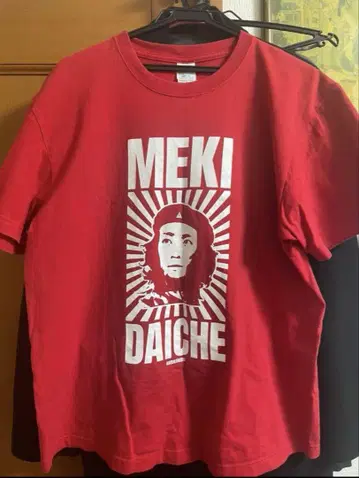 MEKI DAICHE 레드 티셔츠