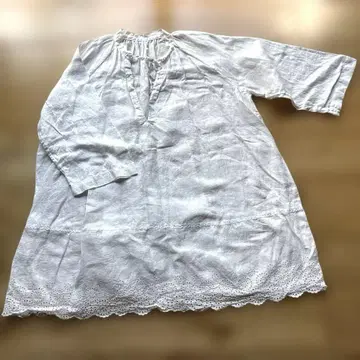 네스트로브 화이트 긴팔 V넥 원피스