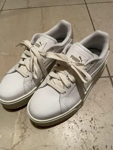PUMA 화이트 스니커즈