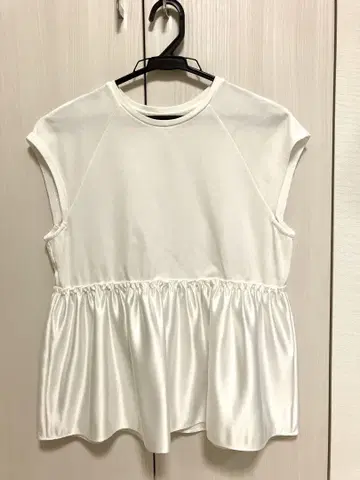 새상품급 ESTNATION 새틴 프릴 티셔츠
