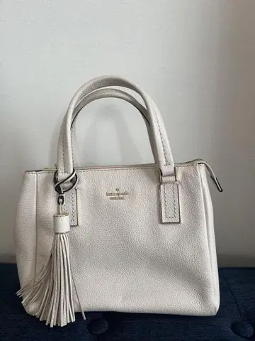kate spade 화이트 핸드백 태슬 포함