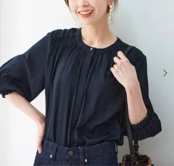 르 쿨 블랑 새틴 도비 셔링 블라우스 네이비 드레이프 블라우스 도트