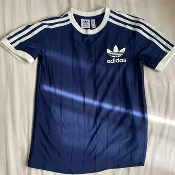 adidas 네이비 스트라이프 티셔츠