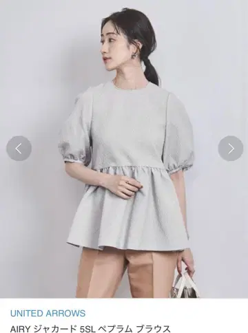 [새상품급] 유나이티드 애로우즈 자카드 페플럼 블라우스 반팔 그레이
