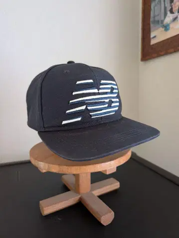 New Balance 스트라이프 로고 캡