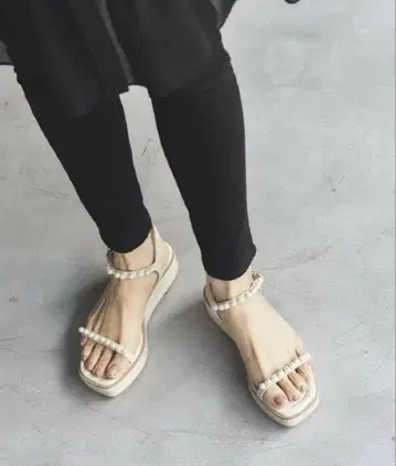르 탈론 4cm 펄 플랫 샌들