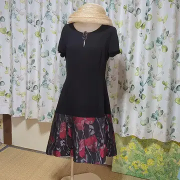 블랙 꽃무늬 A라인 원피스