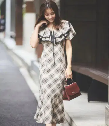 LILLIAN CARAT 스퀘어 프릴 머메이드 원피스 그레이지