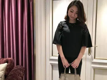 엠프리미어 폭시 르네 레이스 수플레 슬리브 셔츠 블랙