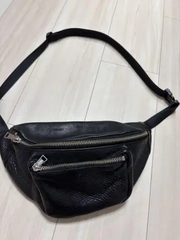 퍼블릭 도쿄 블랙 가죽 바디백