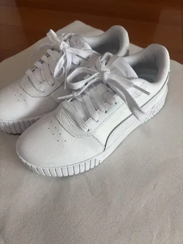 PUMA 화이트 스니커즈