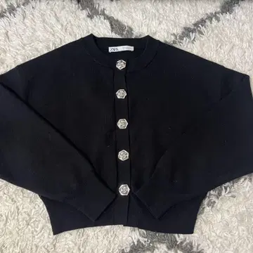 ZARA 블랙 가디건 장미 실버 버튼
