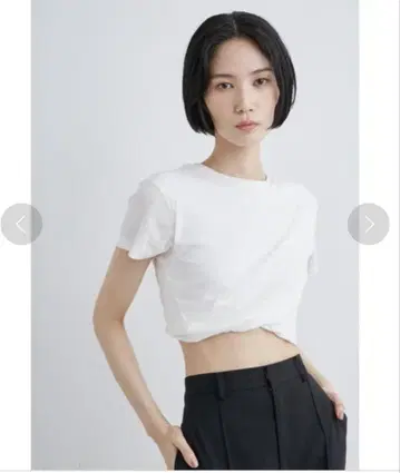 MIESROHE 트위스트 디테일 크롭 티셔츠