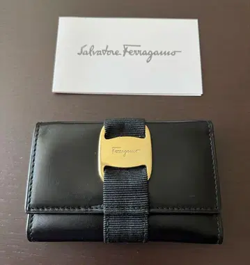 새상품 FERRAGAMO 바라 블랙 가죽 키케이스 스트라이프 밴드