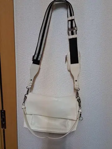 누에르 하의 엠보싱 로고 백 화이트