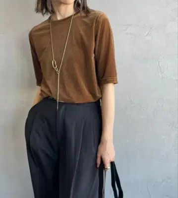 브라운 반팔 티셔츠