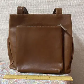 브라운 가죽 토트백 지퍼 포켓 부착