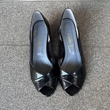 블랙 오픈토 펌프스