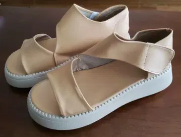 미사용 새상품 컴포트 샌들 베이지 사이즈 40 통굽 5cm