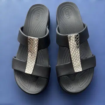 Crocs 블랙 샌들 메탈릭 스트랩