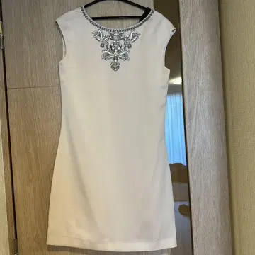 TED BAKER 화이트 비즈 자수 슬리브리스 미니 원피스
