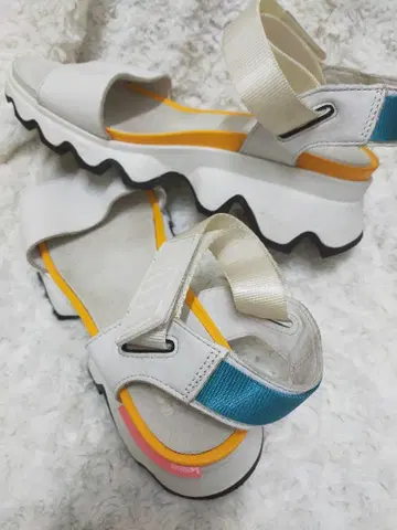 SOREL 화이트/멀티 컬러 키네틱 샌들