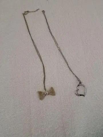 리본과 하트 디자인 목걸이