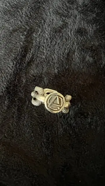 AMBUSH TEXTURED CHAIN RING A