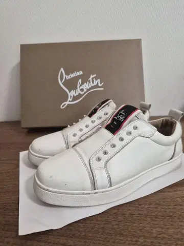 Christian Louboutin 스터드 화이트 스니커즈 38