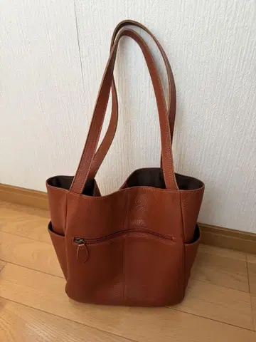 브라운 토트백 외부 포켓 부착