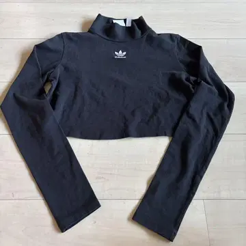 adidas 하이넥 크롭 티셔츠 XS 블랙