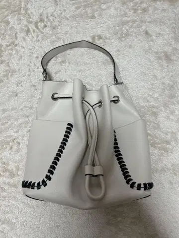 ZARA 화이트 버킷 백 블랙 스티치