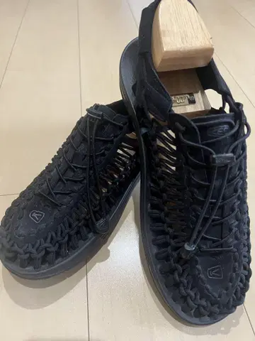 KEEN 유니크 블랙 샌들 US29