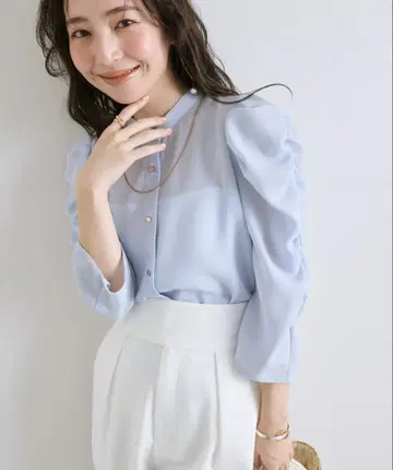 [ 새상품급 ] 파워숄더 크롭 블라우스 색스 블루 라부티크봉봉